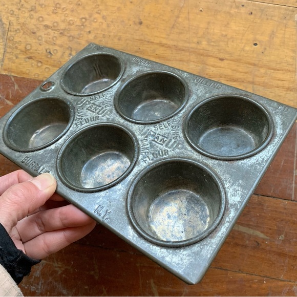 VTG George Urban Milling Co Up and Up Self Rising Cake Flour Premium Muffin Tin - Picture 3 of 10